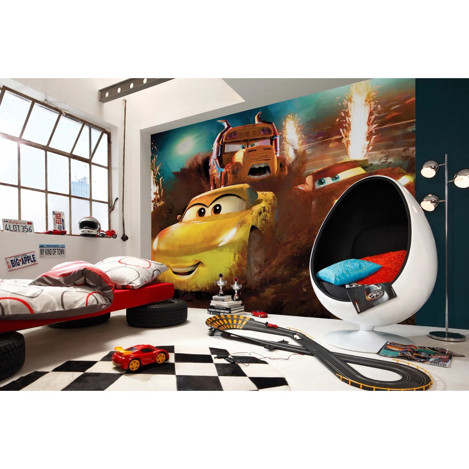 Kinderzimmer mit Komar Vliesfototapete Cars Dirt Track (350x250cm) an der Wand.