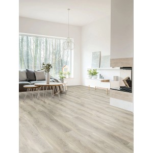 Heller Click-Vinylboden Lusaka Eiche im Wohnraum verlegt.