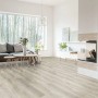Heller Click-Vinylboden Lusaka Eiche im Wohnraum verlegt.