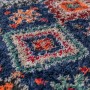 Dunkelblauer Hochflorteppich Jakob Shaggy mit dichtem, weichem Flor und farbigem, global inspiriertem Muster.