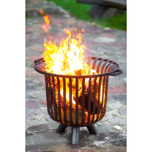 Schwarzer CookKing Feuerkorb Verona aus Stahl mit Feuer und Holzscheiten.