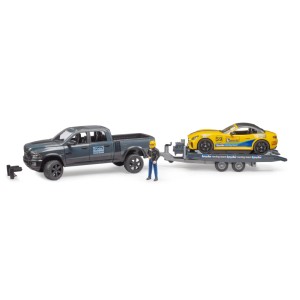 Dunkelgrauer Bruder RAM 250 Power Wagon Pickup mit Anhänger, gelbem Roadster Rennwagen und Rennfahrer-Figur.