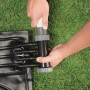 Bestway Solar Poolheizung wird an Schlauch auf Rasen angeschlossen.
