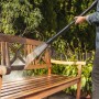 Kärcher eco!Booster 145 Strahlrohr im Einsatz zur Reinigung einer Holzbank mit einem Kärcher Hochdruckreiniger K5.