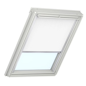 Velux Verdunkelungsrollo DKL C04 1025S Weiß für Dachfenster, teilweise geöffnet.