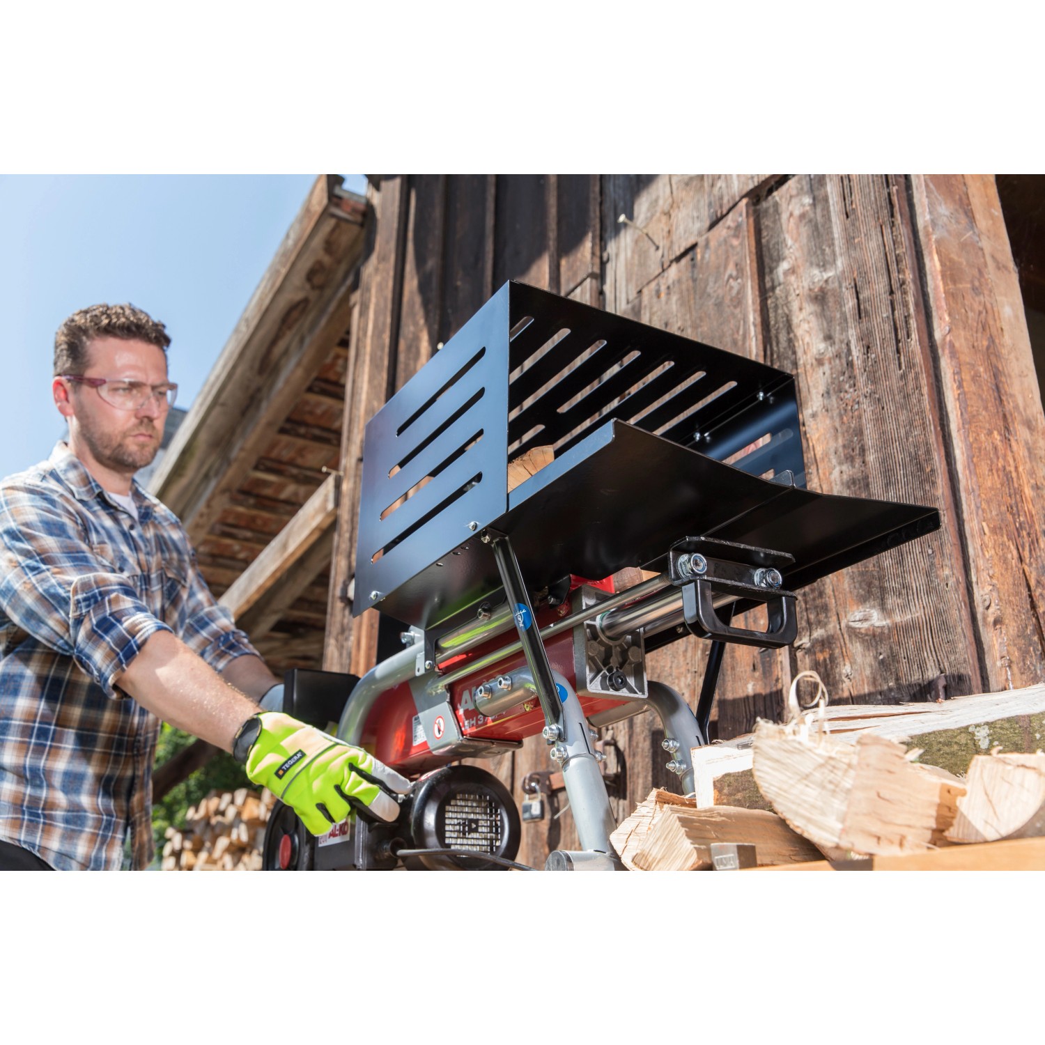 Al-Ko Elektroholzspalter LSH 370/4 in Nutzung mit Holzstücken und Bediener.