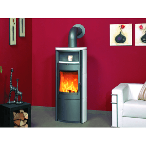 Hark Küchenofen Nika ECOplus, creme-weiße Kacheln, 7 kW, mit Automatik im Wohnraum.