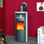 Hark Küchenofen Nika ECOplus, creme-weiße Kacheln, 7 kW, mit Automatik im Wohnraum.