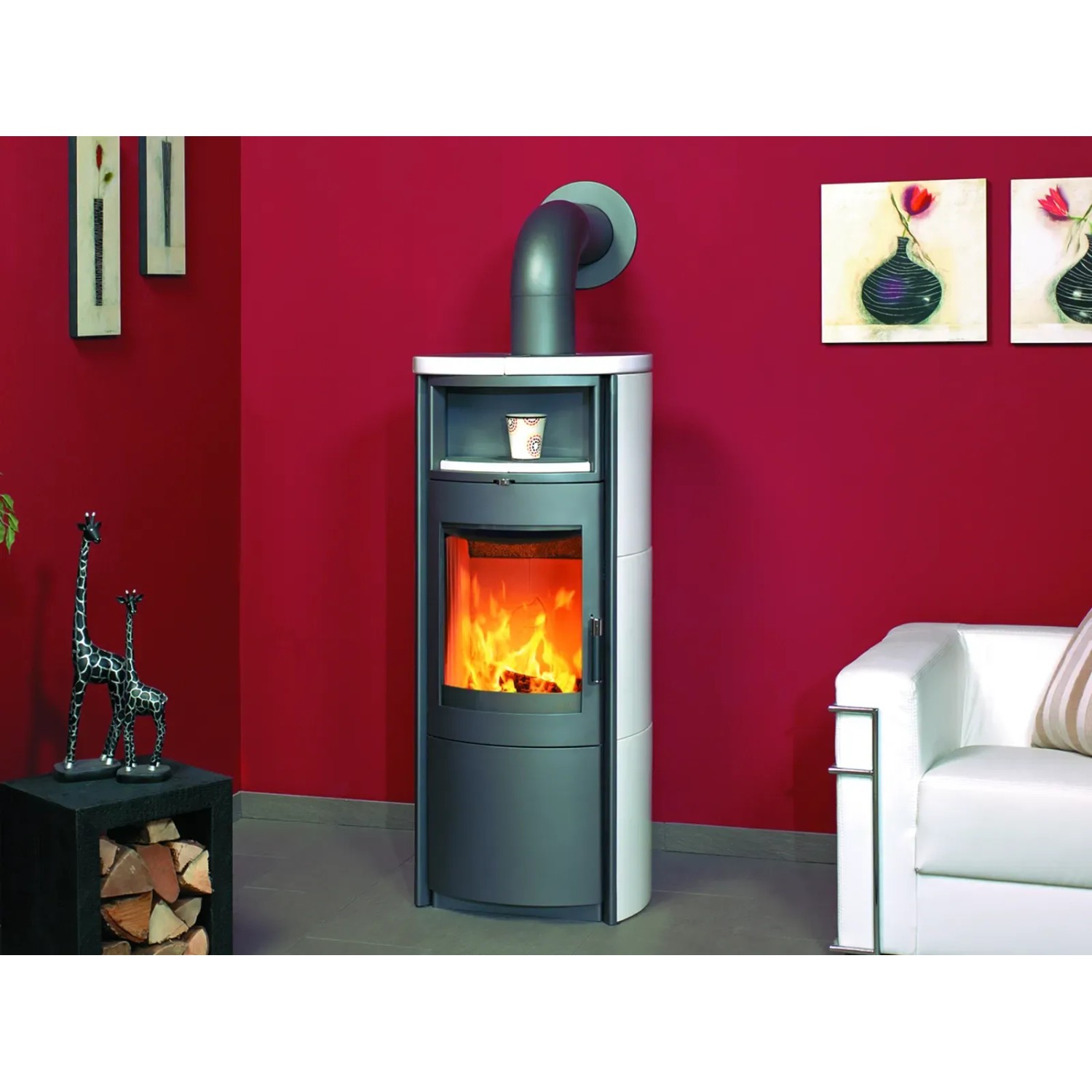 Hark Küchenofen Nika ECOplus, creme-weiße Kacheln, 7 kW, mit Automatik im Wohnraum.