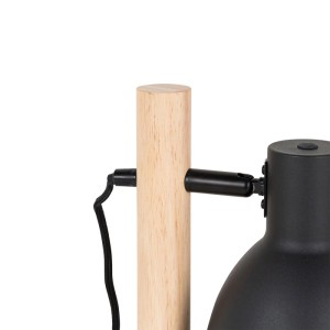 Ländliche QAZQA Flint Tischlampe: Schwarzer Lampenkopf, heller Holzständer und Textilkabel.