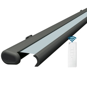 Elektrische Kassettenmarkise in Basaltgrau mit Fernbedienung und Candy-farbenem Tuch.