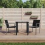 3-teilige Garten Essgruppe aus Polyrattan und Stahl. Schwarze Stühle mit Tisch auf Holzterrasse.
