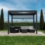 Anthrazitfarbene Juskys Pergola Lamellendach Tahiti 3x3m mit Sitzgruppe im Garten.