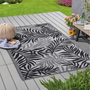 Bestlivings Outdoor-Teppich Farn 120x180cm mit schwarzem Blätter-Muster auf Terrasse.