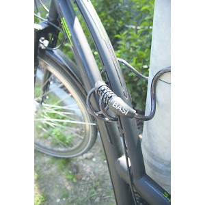 Basi Spiralschloss ZR 303 am Fahrrad befestigt, mit 4-stelligem Zahlencode.