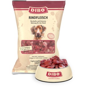 Dibo Hunde-Barf Rindfleisch 2kg: Frostfutter im Beutel und Hundenapf mit rohem Rindfleisch.