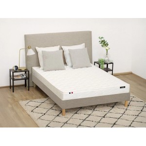 Weiße Vente-unique Zeus Standardmatratze 190 cm, Kaltschaummatratze 140x190 cm, auf Bettgestell im Schlafzimmer.