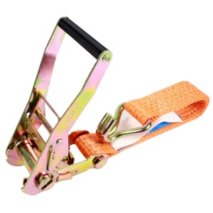 Oranger Spanngurt mit Ratsche und Haken, 10m, 5t, zur Ladungssicherung im Autoanhänger.