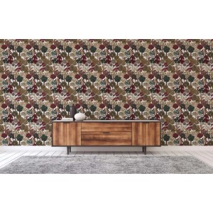 Tadessi Vliestapete Floral in Rot mit botanischem Muster an einer Wand hinter einem Holzschrank.
