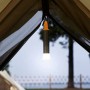 Hoto Taschenlampe QWSDT001 mit 200m Reichweite, hängend im Zelt.