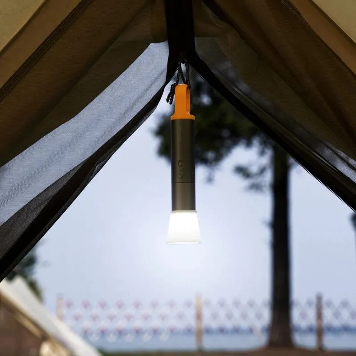 Hoto Taschenlampe QWSDT001 mit 200m Reichweite, hängend im Zelt.