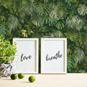 Grüne Bricoflor Tapete mit Palmenblättern und Monstera-Design als Deko-Element.