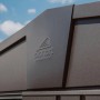 Biohort Metall-Gerätehaus Europa, dunkelgrau-metallic. Robuste Metallwand mit Biohort Logo vor blauem Himmel.