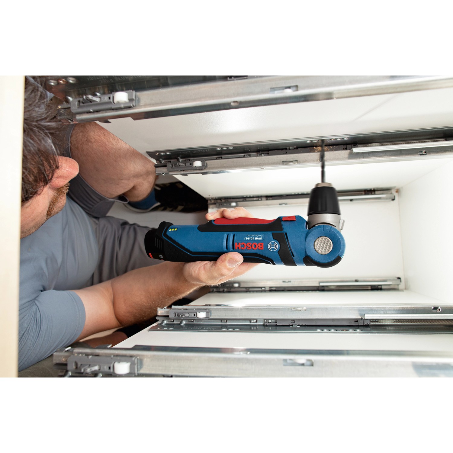 Bosch Professional GWB 12V-10 Akkuschrauber beim Schrauben in einem Schrank.