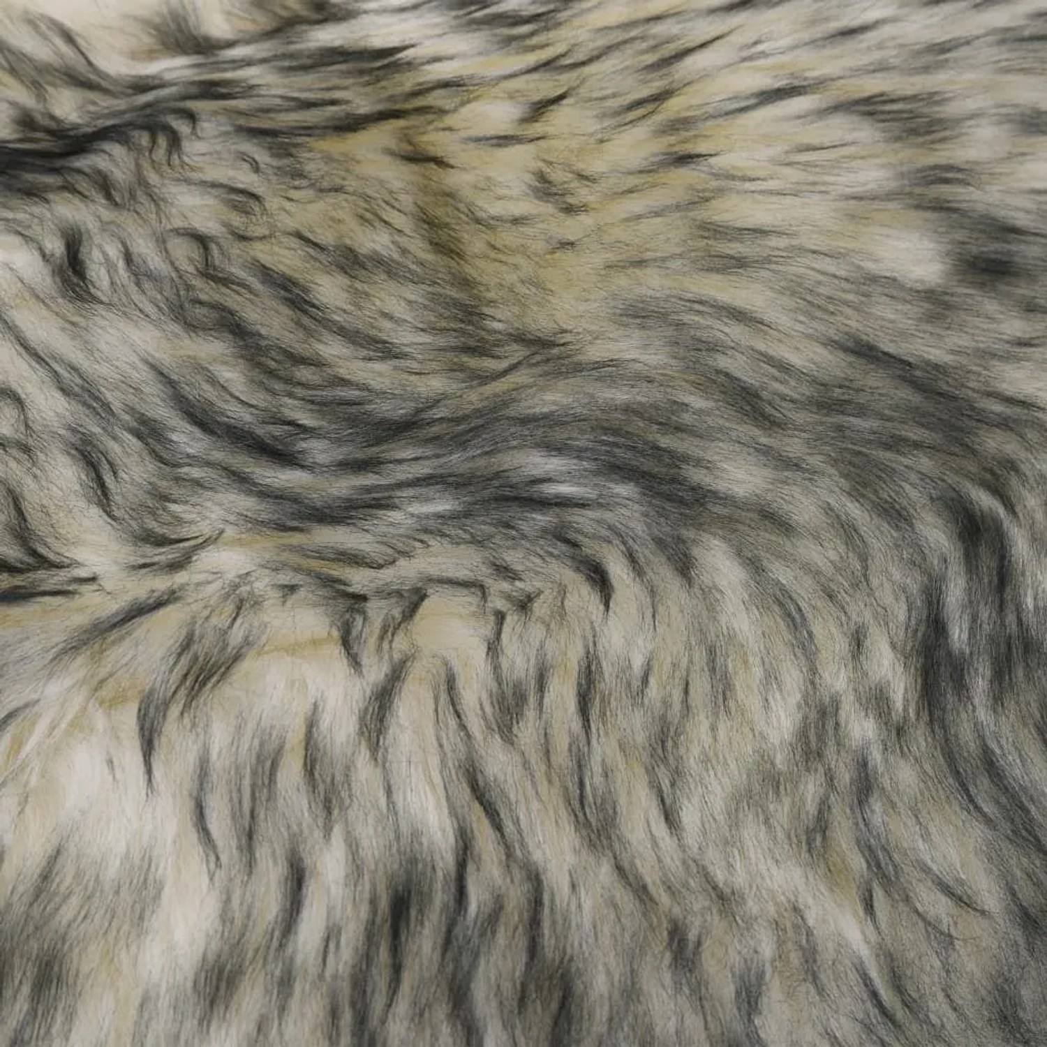 Dunkelgrauer Melange Schafspelz Teppich mit langem, flauschigem Hochflor. Luxuriöses Schaffell für gemütliche Wohnräume.