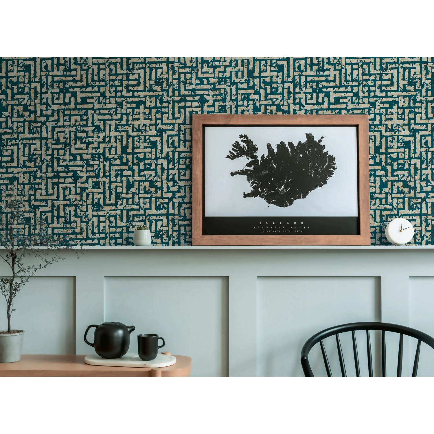 Vliestapete mit geometrischem Muster in Ozeanblau und Gold für stilvolle Wände.