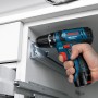Bosch Professional Akku-Schlagbohrschrauber GSB 12V-15 beim Schrauben in einen Schrank.