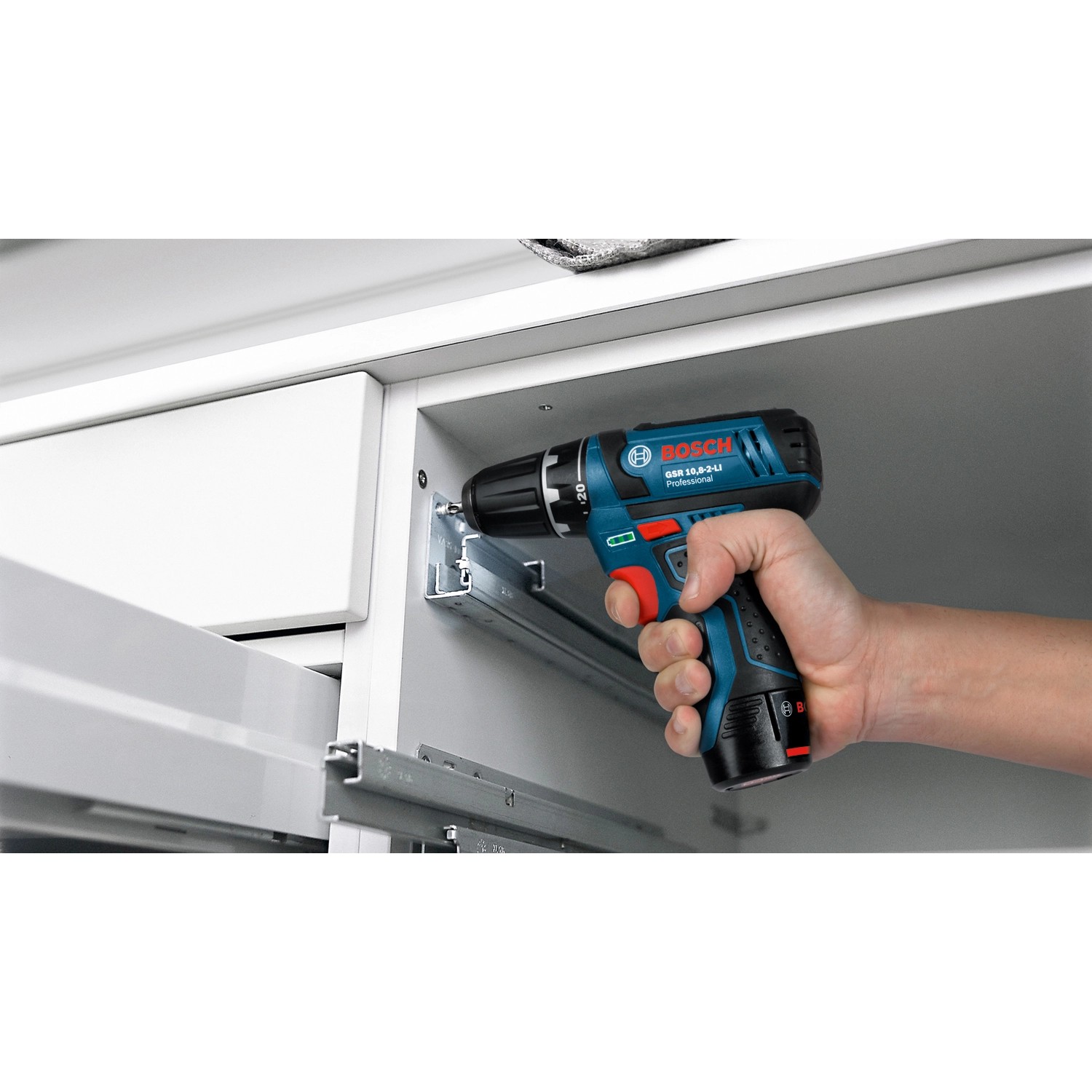 Bosch Professional Akku-Schlagbohrschrauber GSB 12V-15 beim Schrauben in einen Schrank.