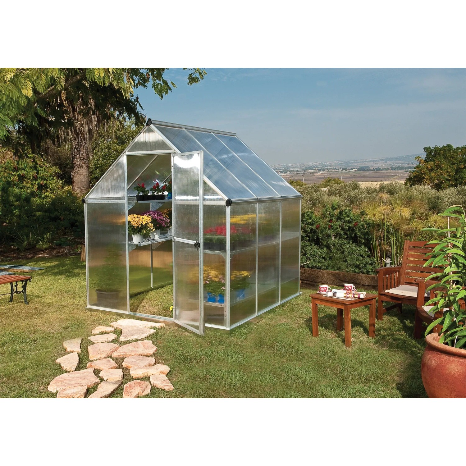 CANOPIA Gewächshaus 3,4 m² mit Fundamentrahmen im Garten, Tür geöffnet, mit Pflanzen.