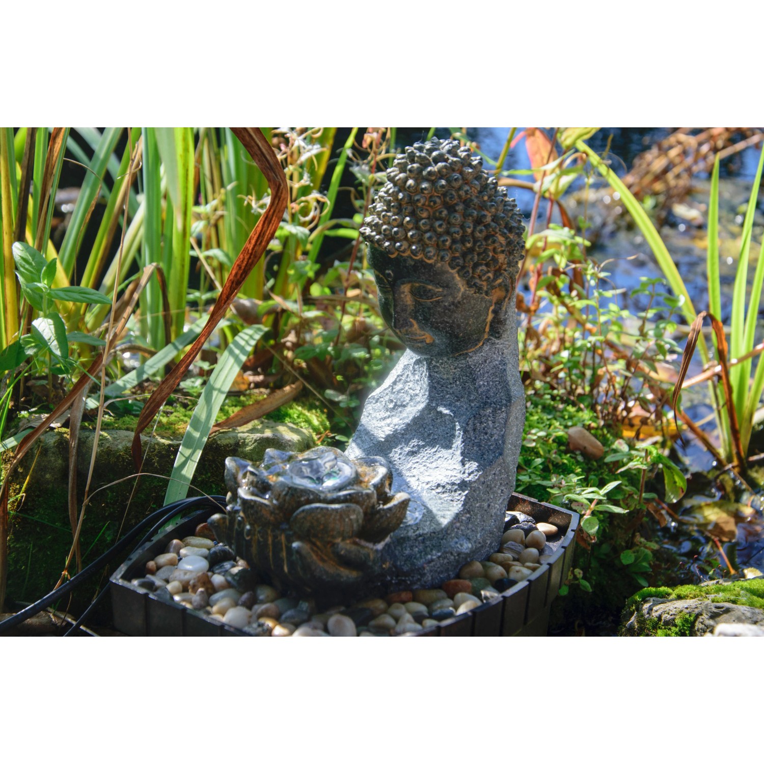 Dobar Zimmerbrunnen Buddha mit Lotusblüte in Steinoptik und Deko-Steinen.