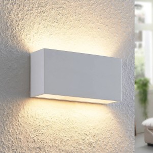 Weiße, moderne Lindby Mavora Wandleuchte aus Gips/Ton. Erzeugt Up-Down-Lichteffekte an der Wand. Für Wohnzimmer.