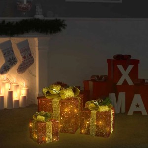 Drei leuchtende rote und goldene Geschenkboxen aus Textilgewebe als Weihnachtsdekoration. Deko-Set für Innen & Außen.