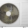 Außeneinheit des Split-Klimageräts SKG 12000-66 QC, weiße Verkleidung, Lüftergitter.