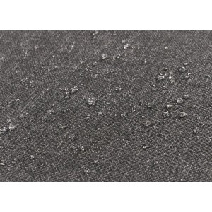 Wasserabweisender anthrazitfarbener Kissenbezug für Gartenstuhl mit abperlenden Tropfen.