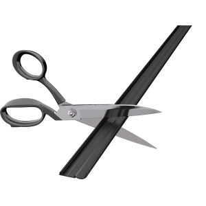 Schwarzer D-Line Kabelkanal (16x8 mm) wird mit einer Schere zugeschnitten.