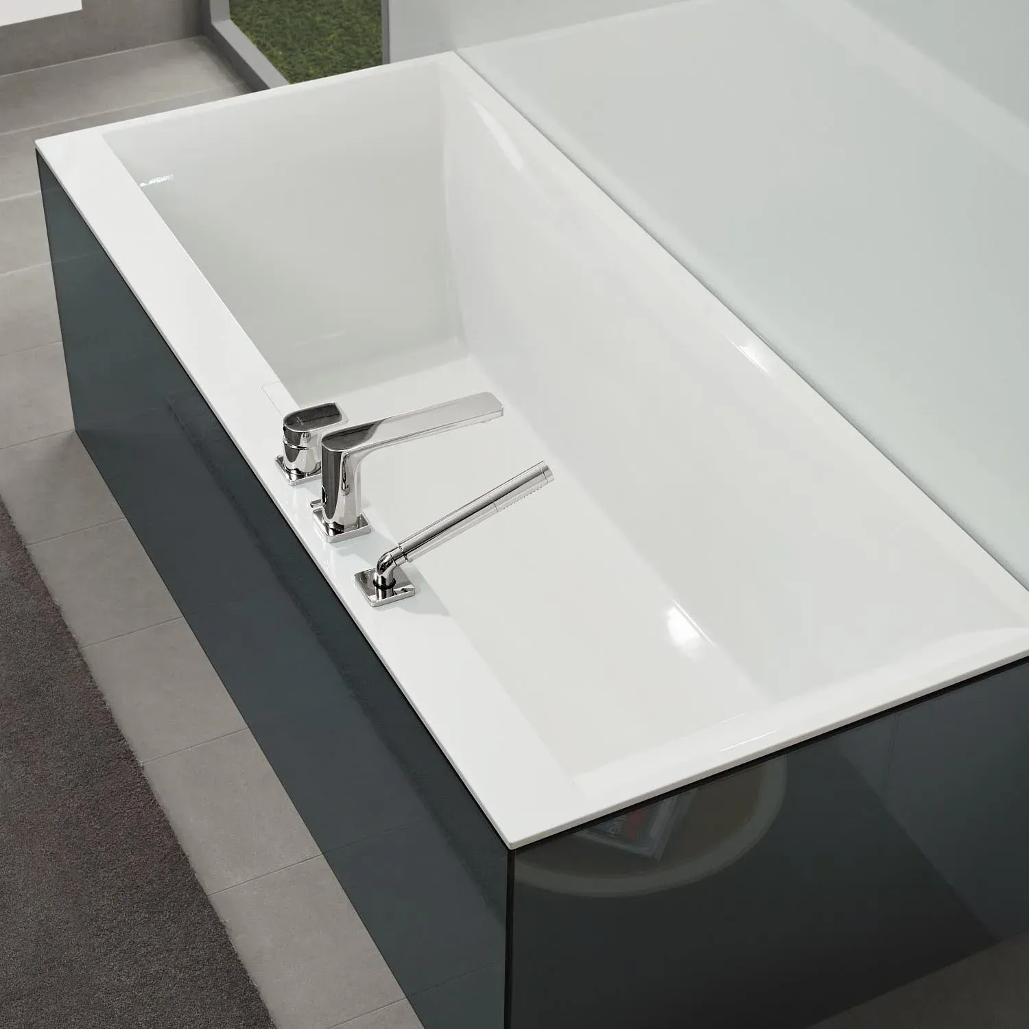 Villeroy & Boch Squaro Edge 12 Duo Badewanne, 170x75 cm, Weiß. Rechteckige Quaryl Badewanne mit Armaturen.