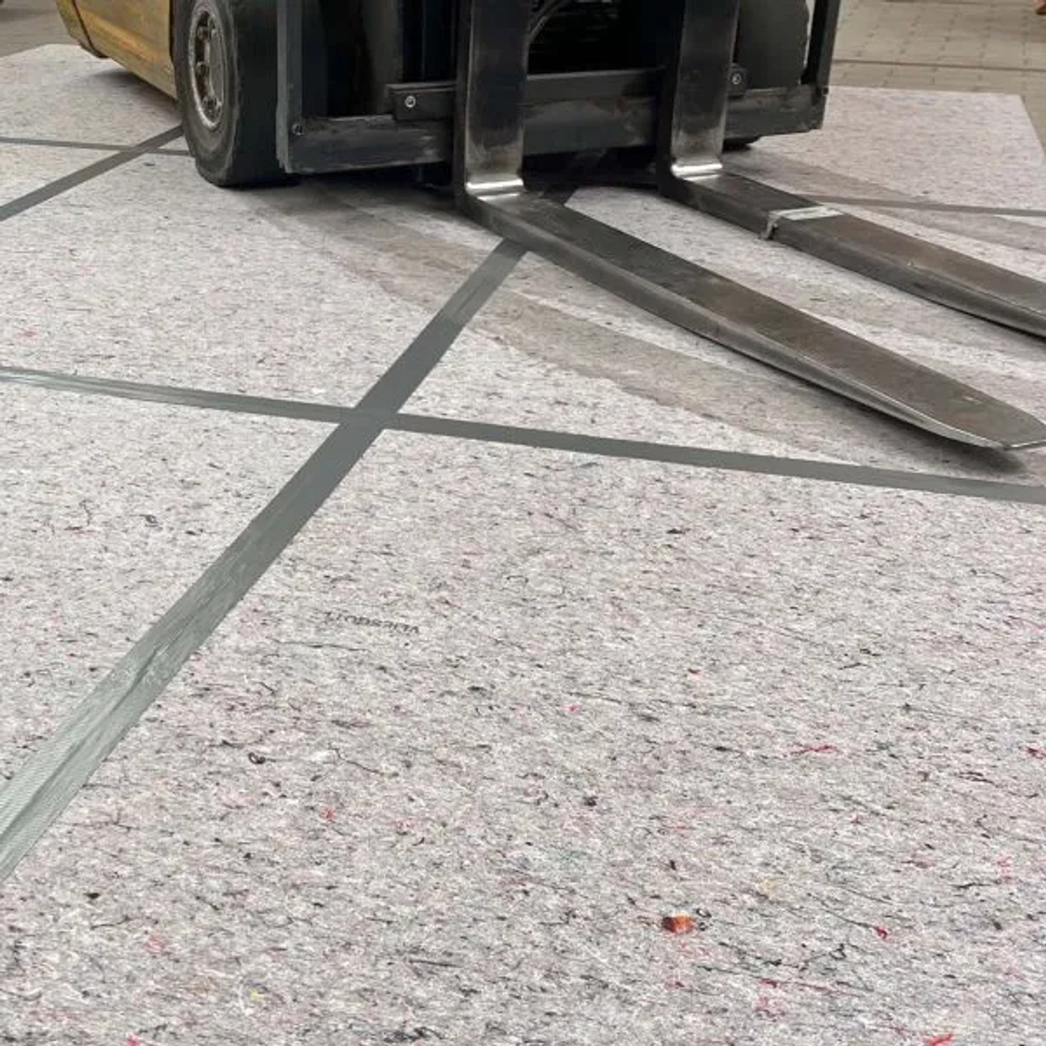 Gabelstapler auf Scorprotect Vliesfaserplatten zum Schutz des Bodens.