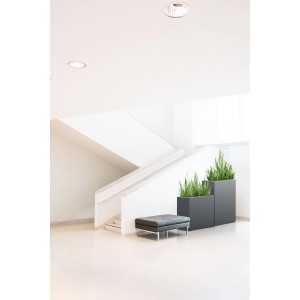 Anthrazitfarbener Herstera Garden Pflanzkasten Hochbeet (40x100x115cm) mit Bepflanzung neben Treppe.