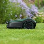Bosch Indego S 500 Mähroboter auf Rasen, automatische Rasenpflege.