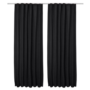 Zwei schwarze Thermogardinen mit Kräuselband, 140x245cm, hängen an einer Stange. Verdunkelnde Fenstervorhänge im 2er Set.