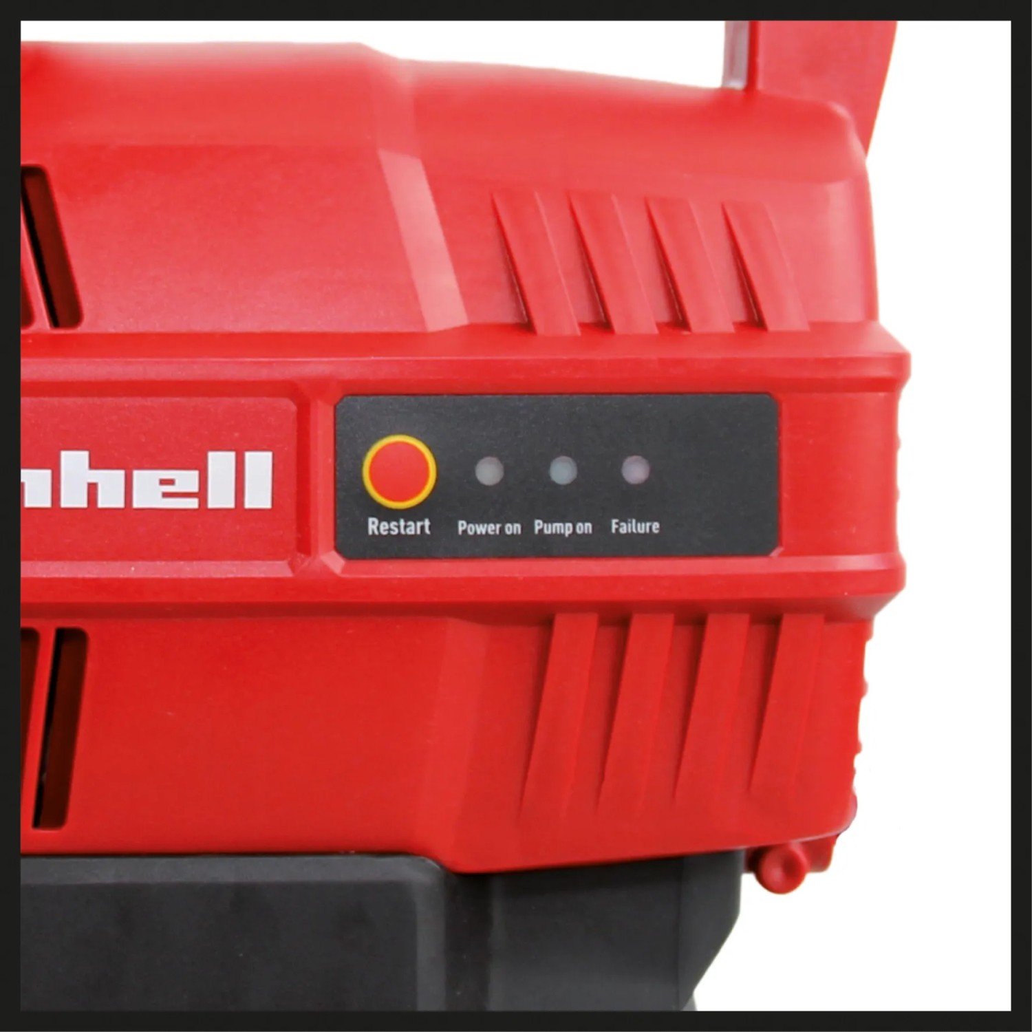 Detailaufnahme: Roter Einhell Hauswasserautomat GC-AW 6333 mit Bedienfeld und LED-Anzeige.
