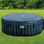 Intex PureSpa Plus aufblasbarer Whirlpool mit Abdeckung im Garten.