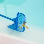 Steinbach Bodenkescher im Einsatz: Blauer Poolkescher mit Laub im Netz zur Poolreinigung.