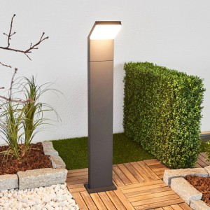 Moderne, schwarze Arcchio LED Wegeleuchte Yolena aus Aluminium, 100cm hoch, für Garten und Terrasse.