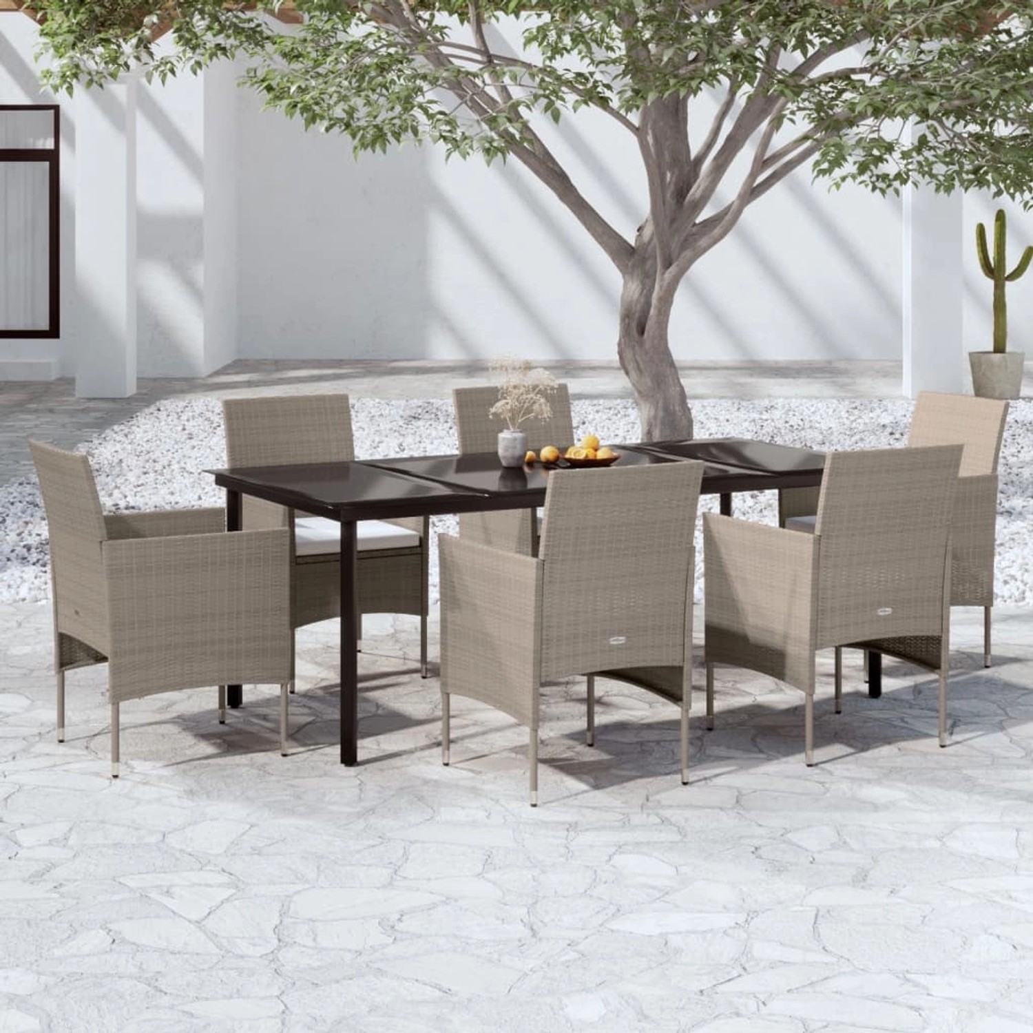 7-teilige Garten-Essgruppe in Beige/Schwarz: Tisch mit Glasplatte und Rattanstühle mit Kissen.