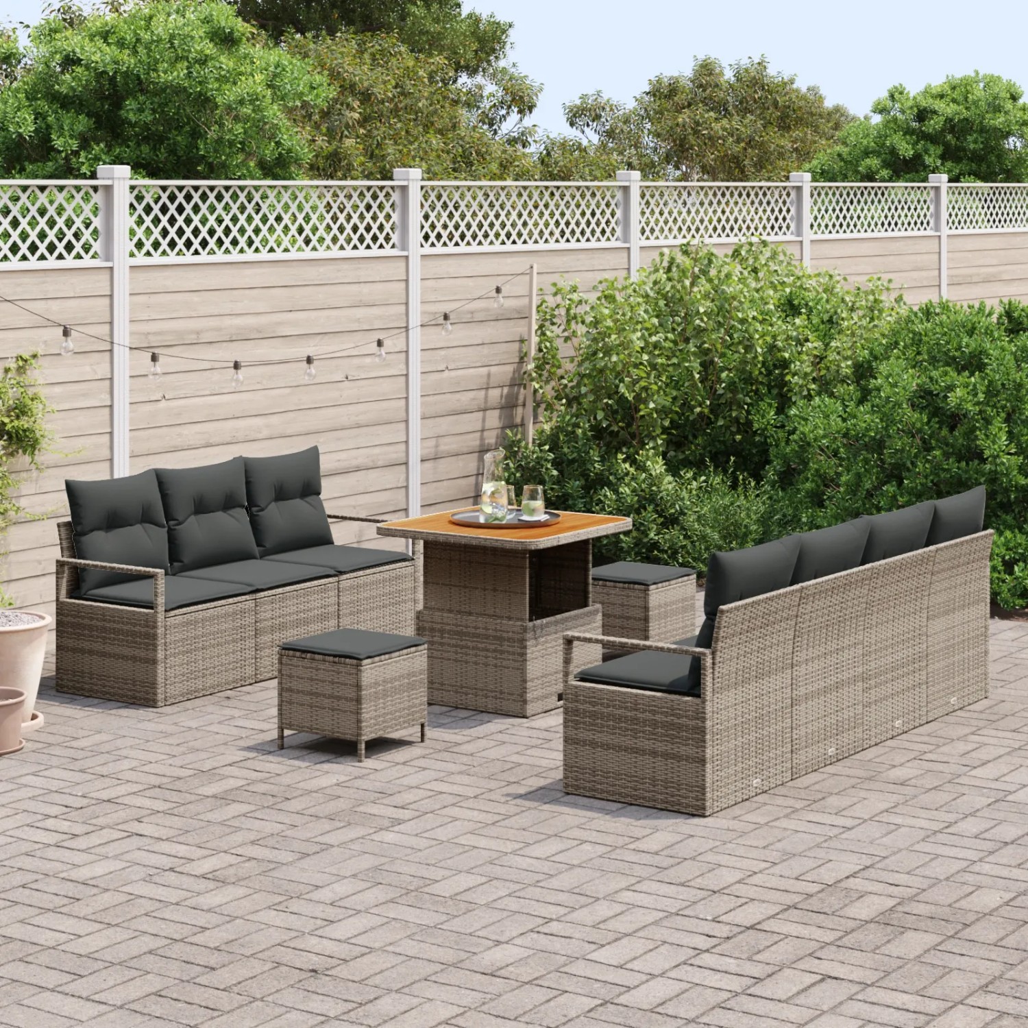 Graues 10-teiliges vidaXL Garten-Sofa-Set aus Poly Rattan mit Tisch und Kissen.